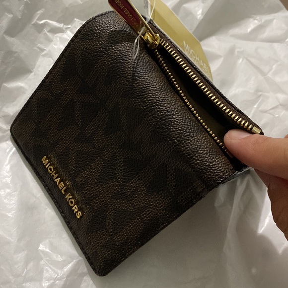 NEW MICHAEL KORS MK LOGO JET SET TRAVEL BIFOLD WALLET BROWN ⭐️⭐️⭐️⭐️ - Picture 9 of 10